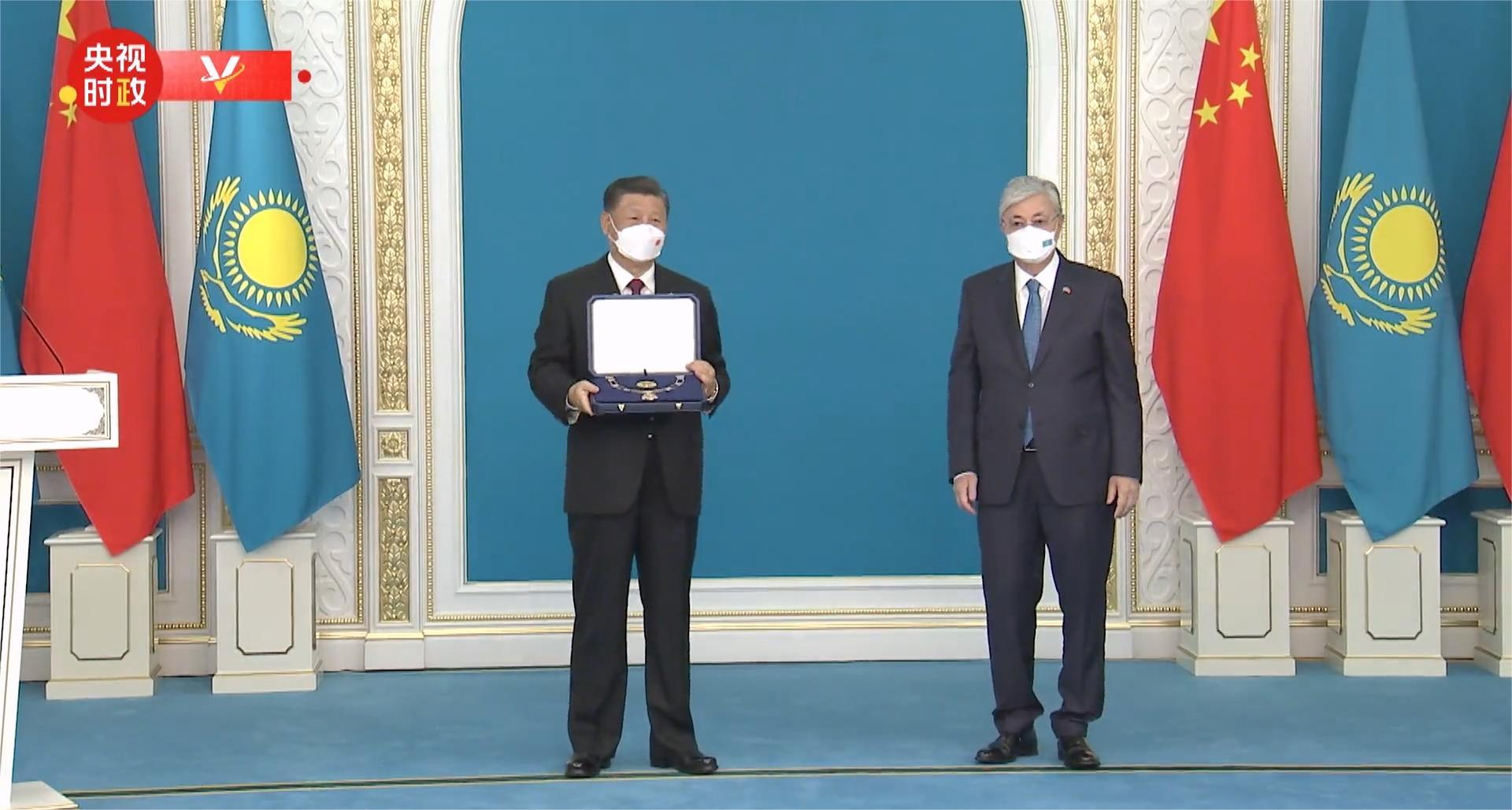 习近平出席仪式 接受哈萨克斯坦总统授予“金鹰勋章”